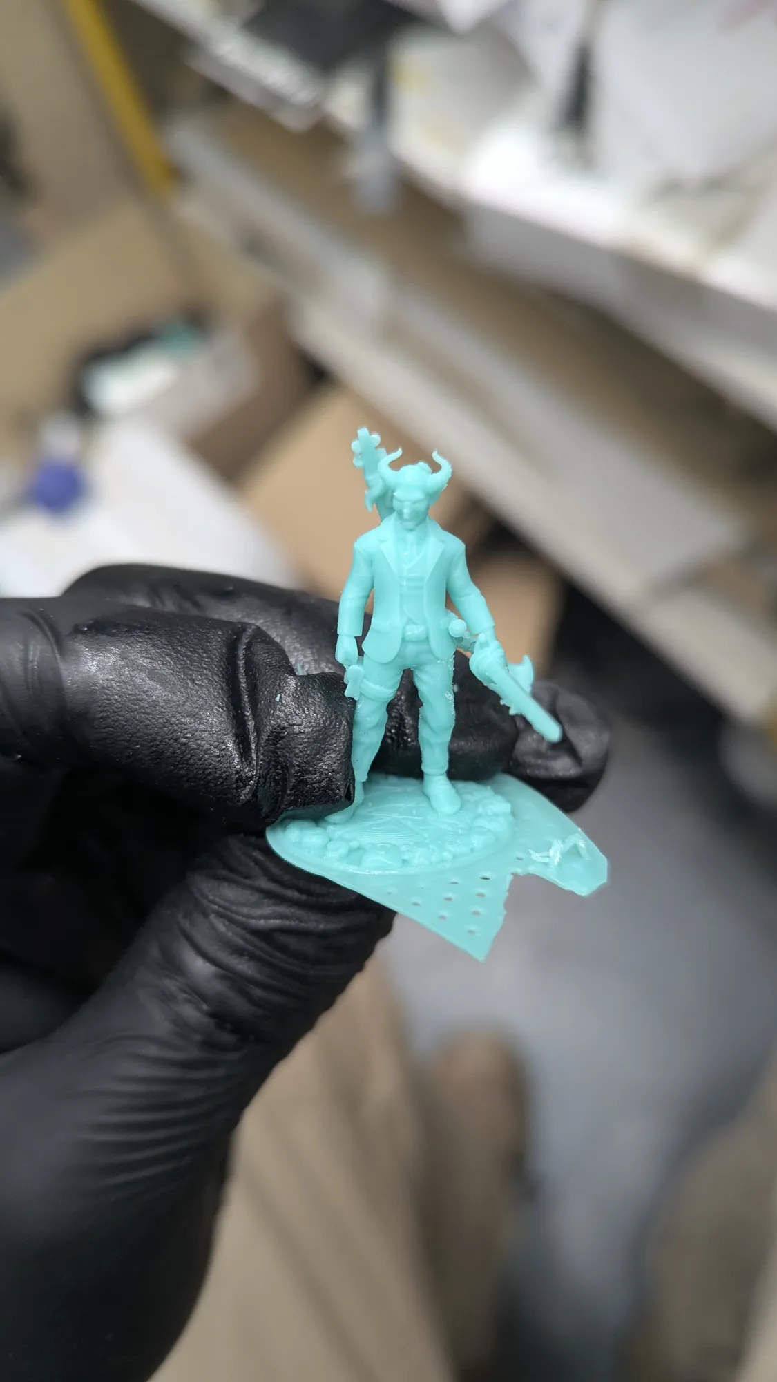 Figurine de tiefling barde pour Donjons & Dragons imprimée en résine, photographiée après retrait des supports